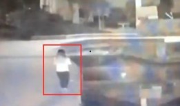 小孩爆料妈妈玩手机视频,小孩曝光温馨一幕